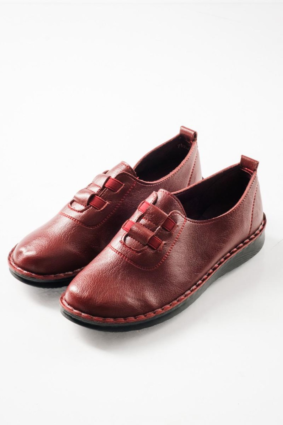 Slip-on γυναικεία παπούτσια με ελαστικά λαστιχάκια στο επάνω μέρος ΜΠΟΡΝΤΩ Slip-on γυναικεία παπούτσια με ελαστικά λαστιχάκια στο επάνω μέρος ΜΠΟΡΝΤΩ
