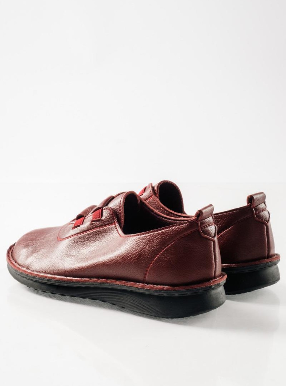 Slip-on γυναικεία παπούτσια με ελαστικά λαστιχάκια στο επάνω μέρος ΜΠΟΡΝΤΩ Slip-on γυναικεία παπούτσια με ελαστικά λαστιχάκια στο επάνω μέρος ΜΠΟΡΝΤΩ