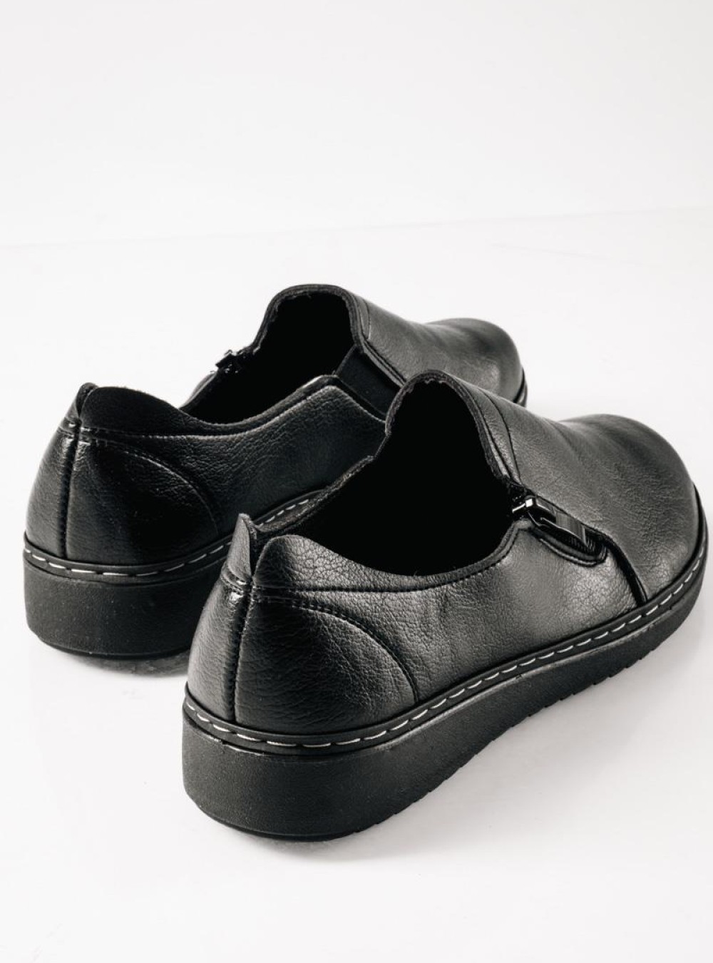 Slip-On γυναικεία ανατομικά παπούτσια με πλαϊνό φερμουάρ ΜΑΥΡΟ