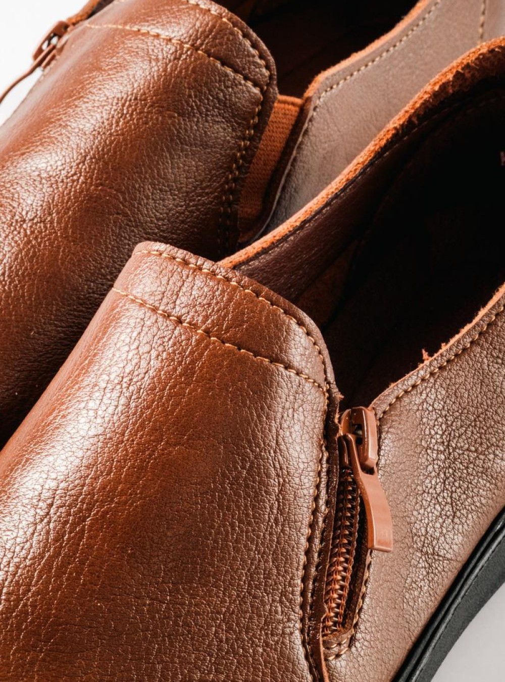 Slip-On γυναικεία ανατομικά παπούτσια με πλαϊνό φερμουάρ ΚΑΦΕ Slip-On γυναικεία ανατομικά παπούτσια με πλαϊνό φερμουάρ ΚΑΦΕ