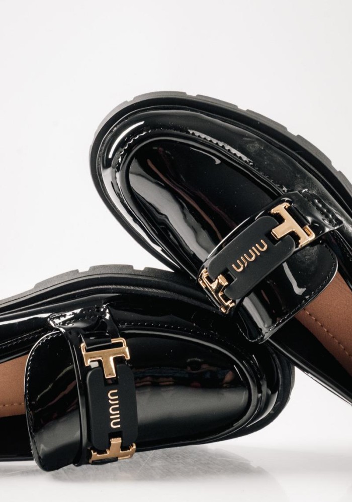 Λουστρίνι loafers με chunky τρακτερωτή σόλα και εντυπωσιακή αγκράφα ΜΑΥΡΟ