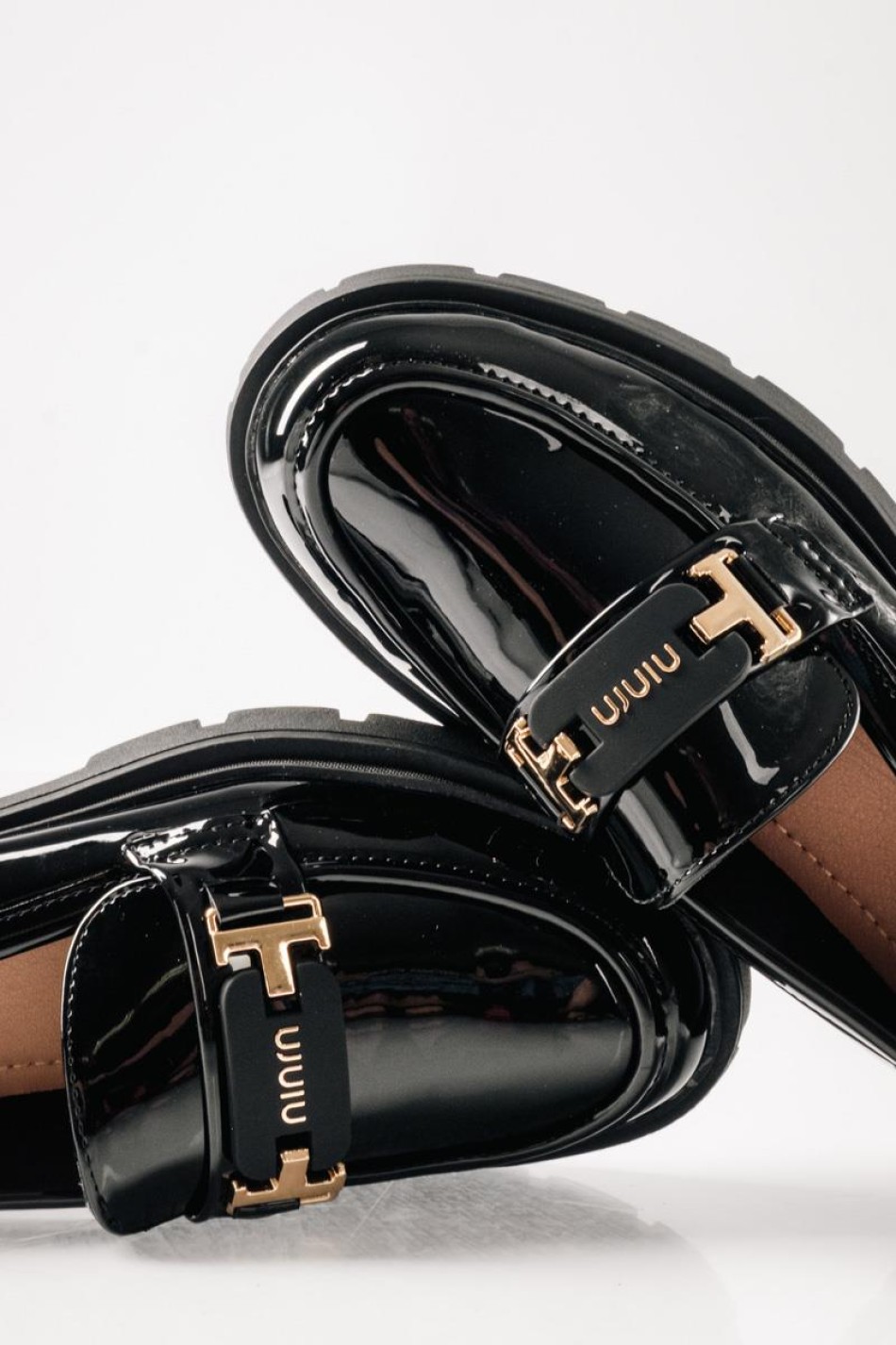 Λουστρίνι loafers με chunky τρακτερωτή σόλα και εντυπωσιακή αγκράφα ΜΑΥΡΟ