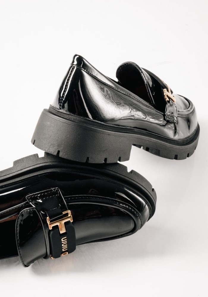 Λουστρίνι loafers με chunky τρακτερωτή σόλα και εντυπωσιακή αγκράφα ΜΑΥΡΟ
