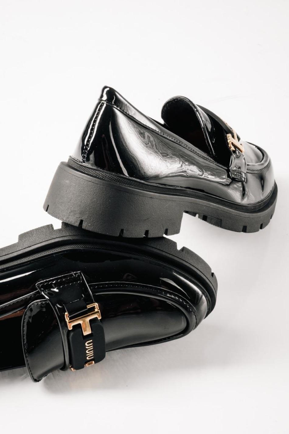 Λουστρίνι loafers με chunky τρακτερωτή σόλα και εντυπωσιακή αγκράφα ΜΑΥΡΟ