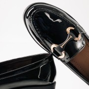 Flat λουστρίνι loafers με διακοσμητική αγκράφα ΜΑΥΡΟ
