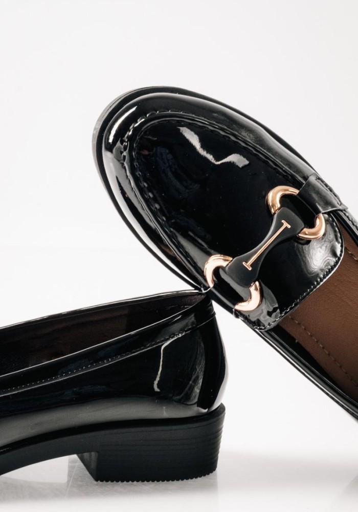 Flat λουστρίνι loafers με διακοσμητική αγκράφα ΜΑΥΡΟ