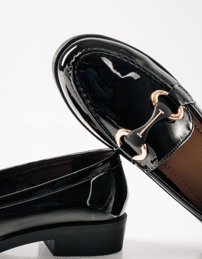 Flat λουστρίνι loafers με διακοσμητική αγκράφα ΜΑΥΡΟ