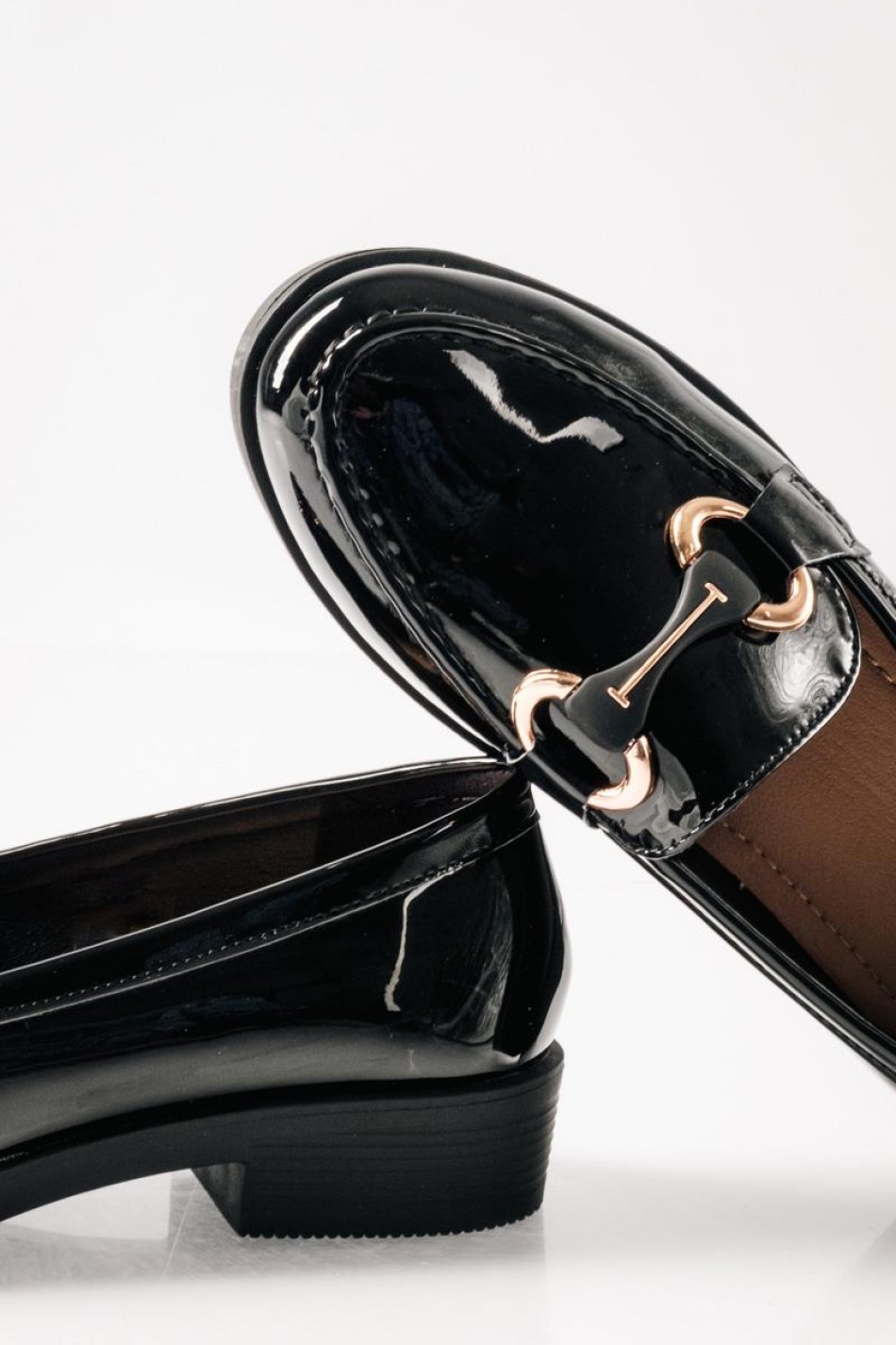 Flat λουστρίνι loafers με διακοσμητική αγκράφα ΜΑΥΡΟ