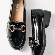 Flat λουστρίνι loafers με διακοσμητική αγκράφα ΜΑΥΡΟ
