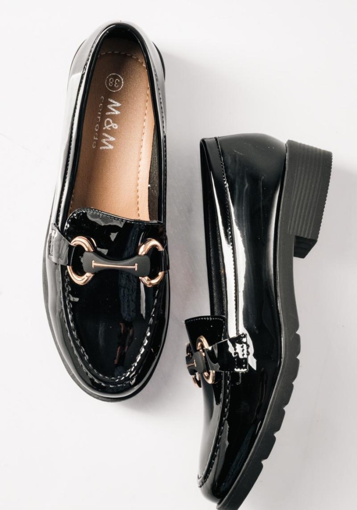 Flat λουστρίνι loafers με διακοσμητική αγκράφα ΜΑΥΡΟ