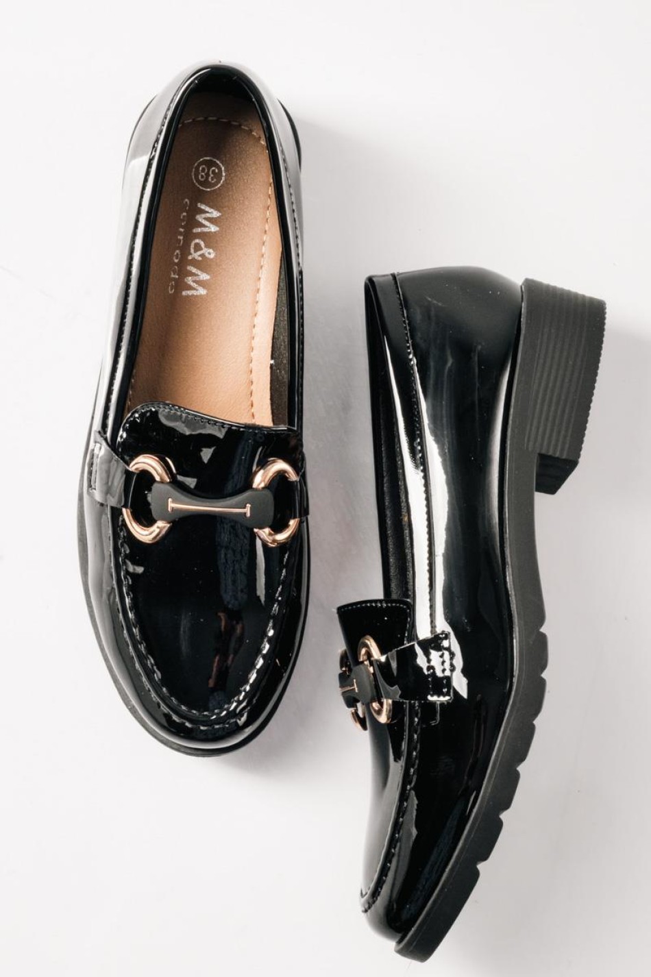 Flat λουστρίνι loafers με διακοσμητική αγκράφα ΜΑΥΡΟ