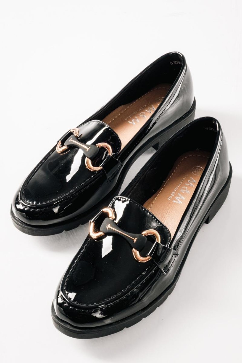 Flat λουστρίνι loafers με διακοσμητική αγκράφα ΜΑΥΡΟ