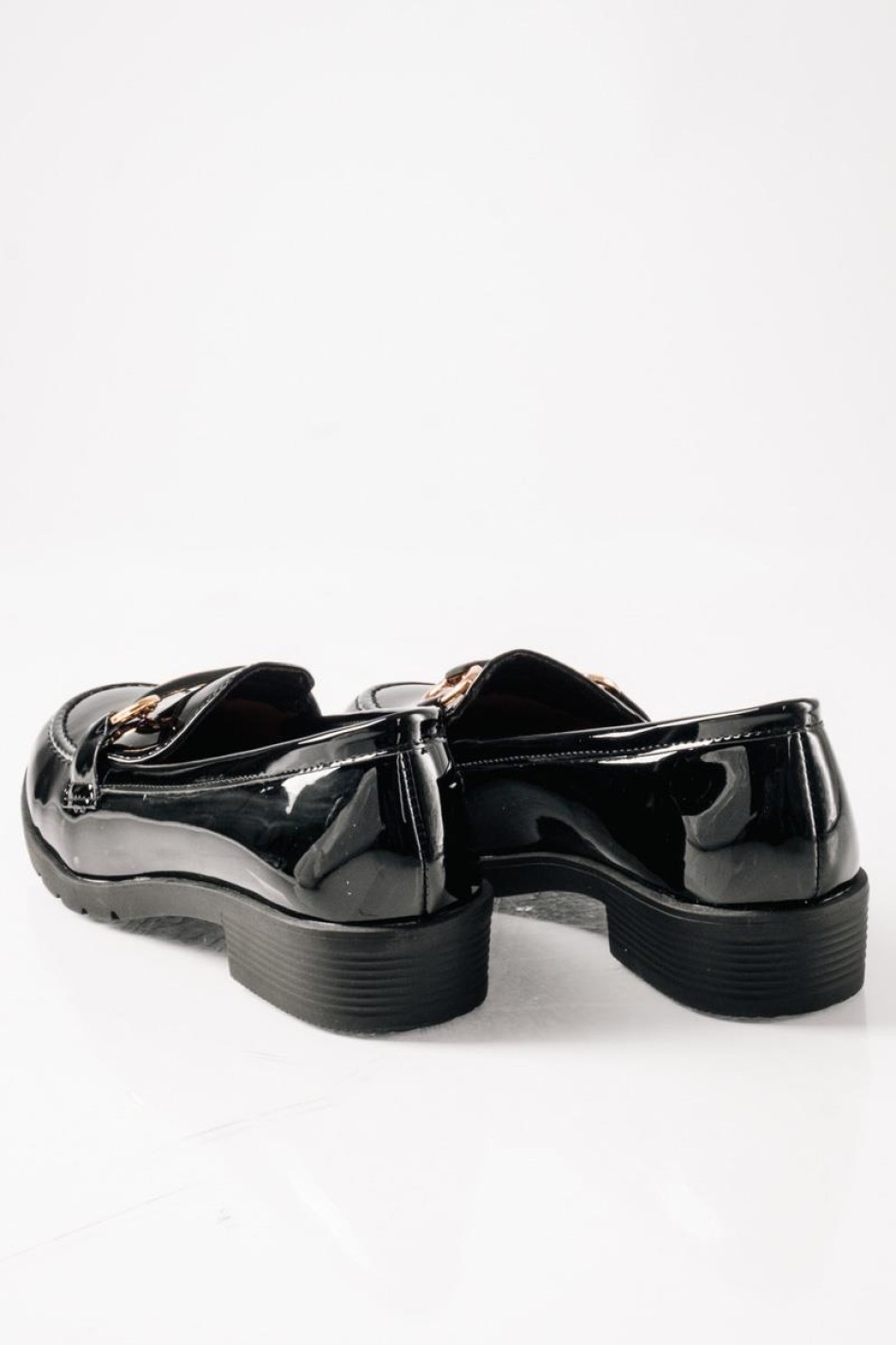 Flat λουστρίνι loafers με διακοσμητική αγκράφα ΜΑΥΡΟ
