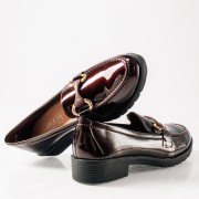 Flat λουστρίνι loafers με διακοσμητική αγκράφα ΜΠΟΡΝΤΩ
