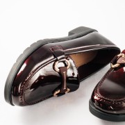 Flat λουστρίνι loafers με διακοσμητική αγκράφα ΜΠΟΡΝΤΩ