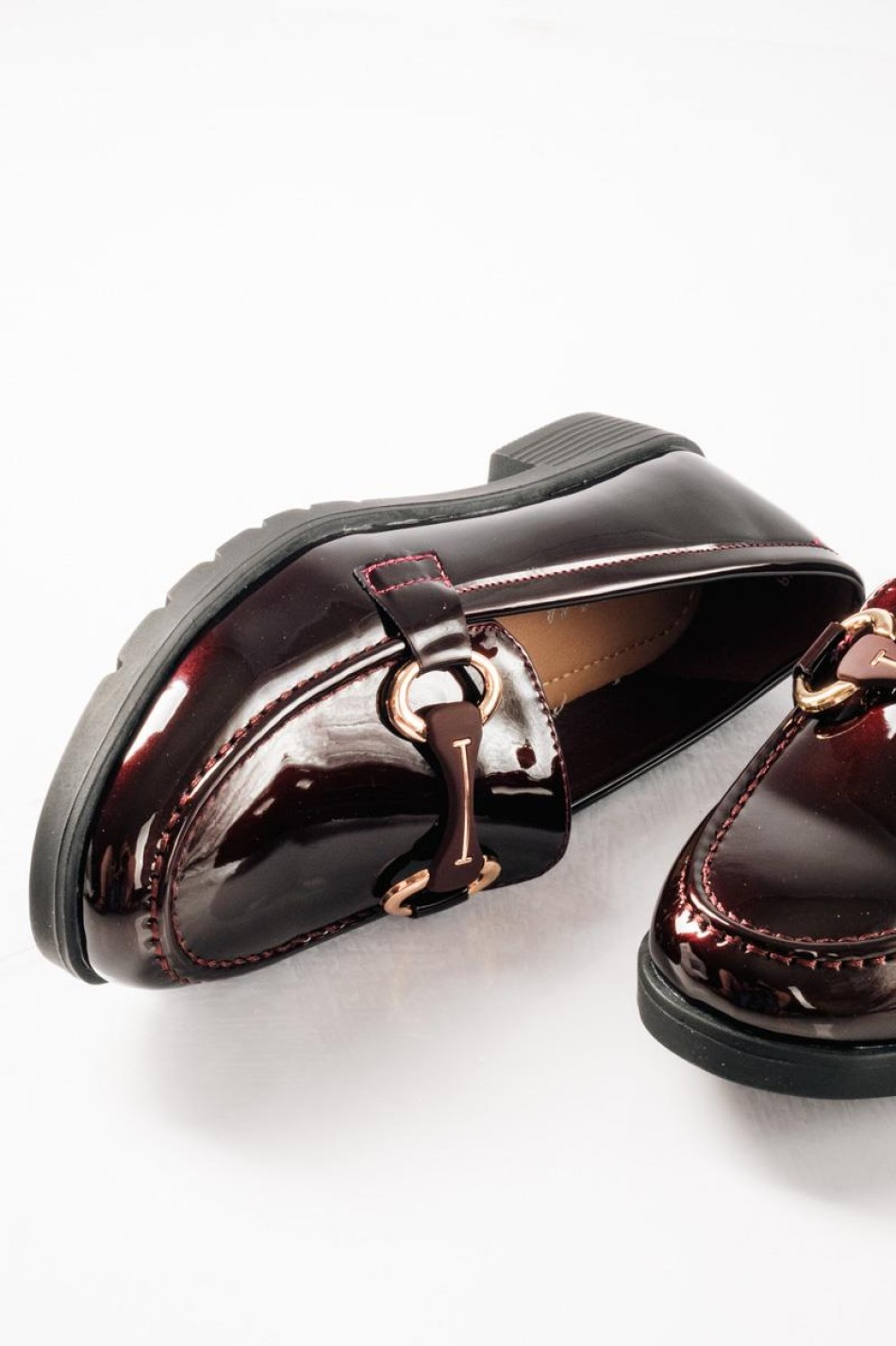 Flat λουστρίνι loafers με διακοσμητική αγκράφα ΜΠΟΡΝΤΩ