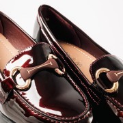 Flat λουστρίνι loafers με διακοσμητική αγκράφα ΜΠΟΡΝΤΩ