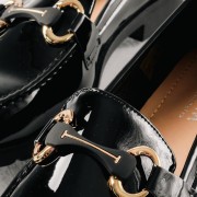 Λουστρίνι loafer με χρυσό διακοσμητικό ΜΑΥΡΟ