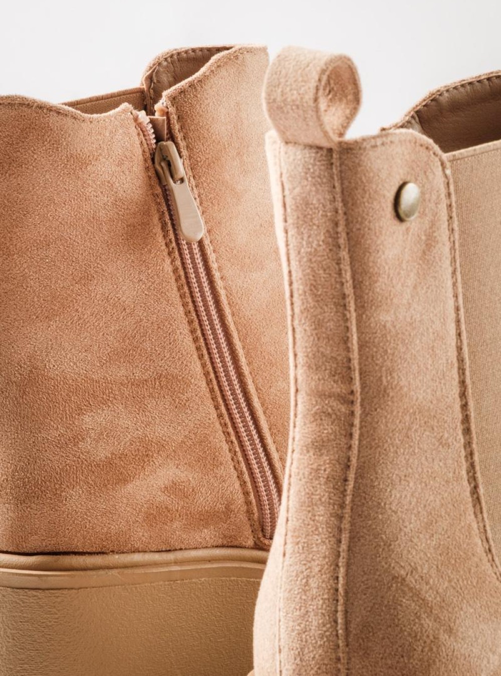 Chelsea suede μποτάκια με πλατφόρμα και minimal γραμμή ΠΟΥΡΟ Chelsea suede μποτάκια με πλατφόρμα και minimal γραμμή ΠΟΥΡΟ