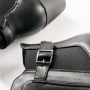 Μποτάκια με χοντρό τακούνι και διακοσμητικό λουράκι με μεταλλική αγκράφα ΜΑΥΡΟ Μποτάκια με χοντρό τακούνι και διακοσμητικό λουράκι με μεταλλική αγκράφα ΜΑΥΡΟ