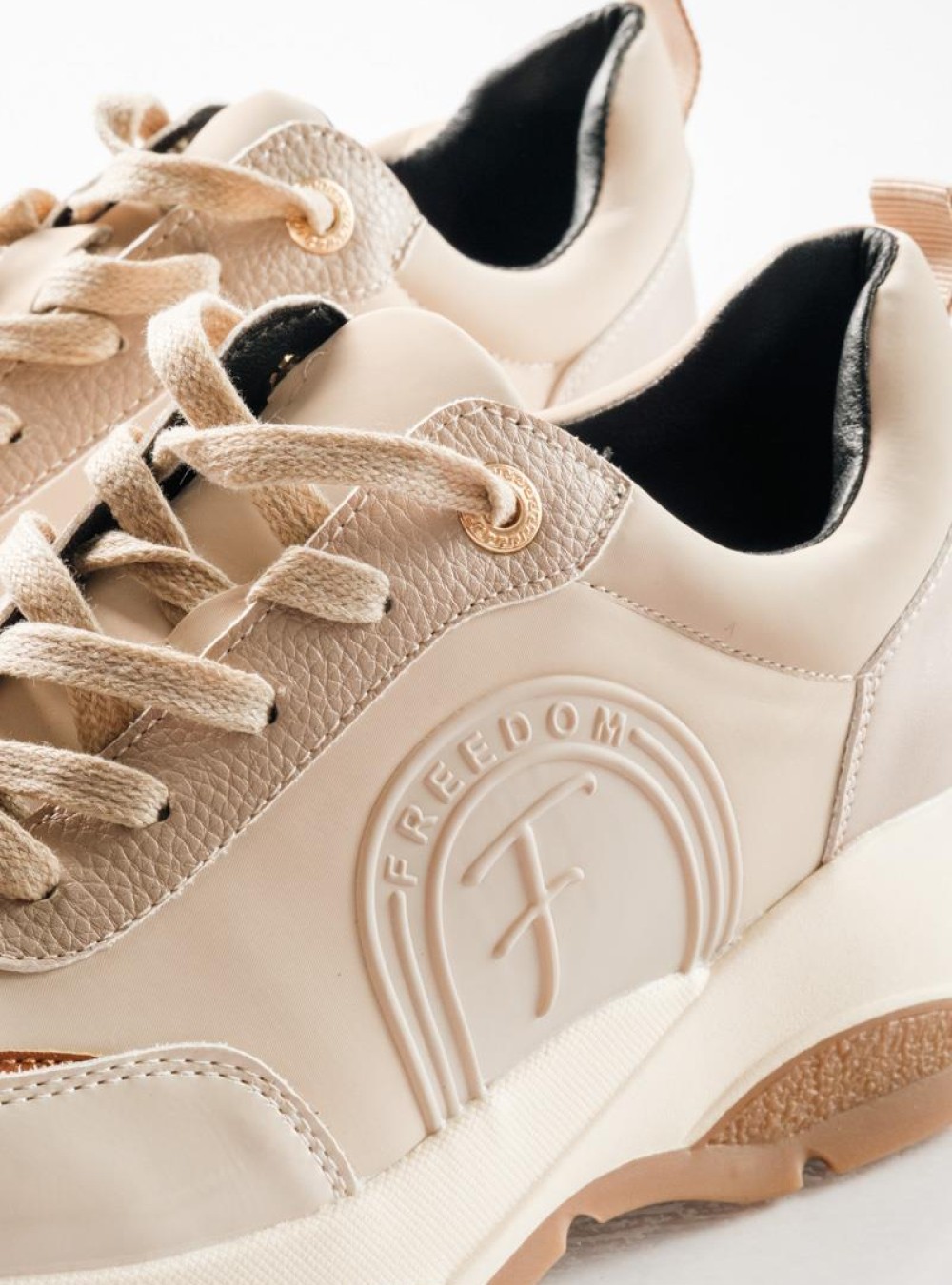 Chunky sneakers σε γήινες αποχρώσεις ΜΠΕΖ Chunky sneakers σε γήινες αποχρώσεις ΜΠΕΖ