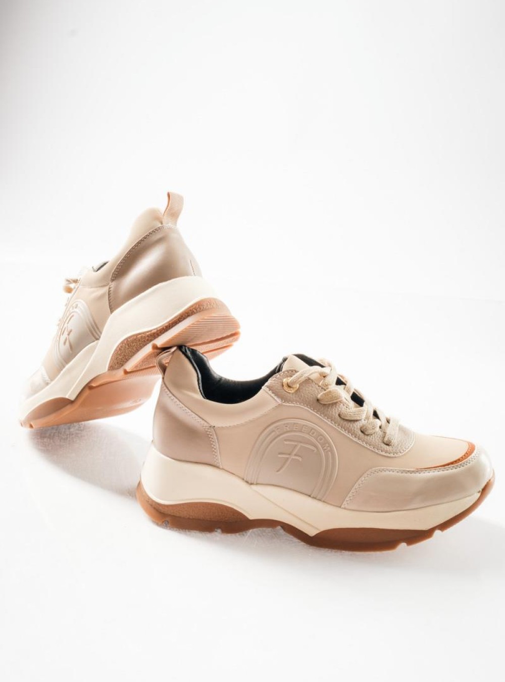 Chunky sneakers σε γήινες αποχρώσεις ΜΠΕΖ Chunky sneakers σε γήινες αποχρώσεις ΜΠΕΖ