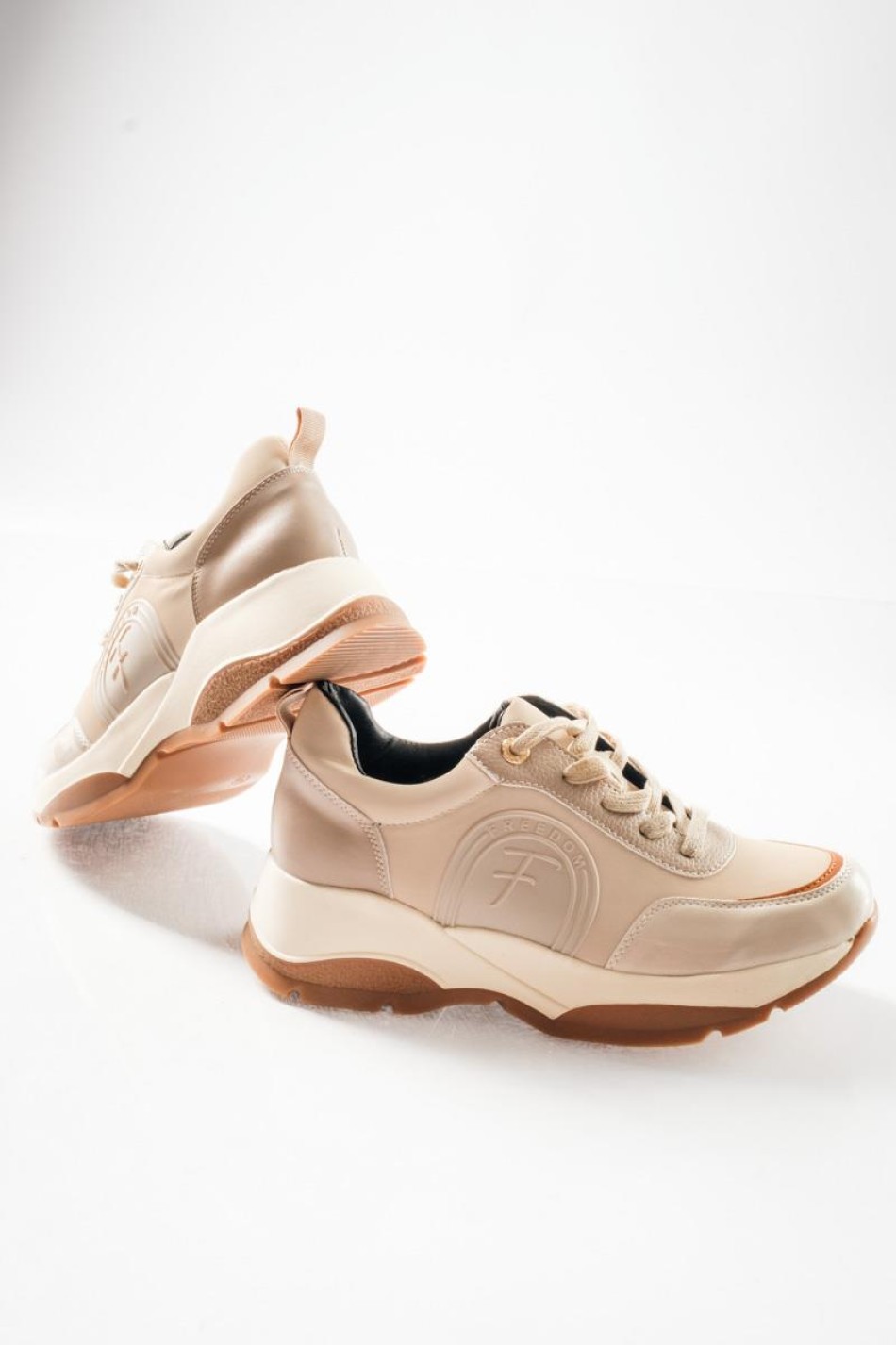 Chunky sneakers σε γήινες αποχρώσεις ΜΠΕΖ Chunky sneakers σε γήινες αποχρώσεις ΜΠΕΖ