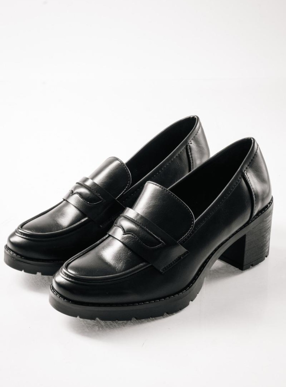 Loafers με χοντρό τακούνι και διακριτική διακοσμητική λεπτομέρεια ΜΑΥΡΟ Loafers με χοντρό τακούνι και διακριτική διακοσμητική λεπτομέρεια ΜΑΥΡΟ