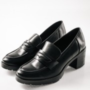 Loafers με χοντρό τακούνι και διακριτική διακοσμητική λεπτομέρεια ΜΑΥΡΟ