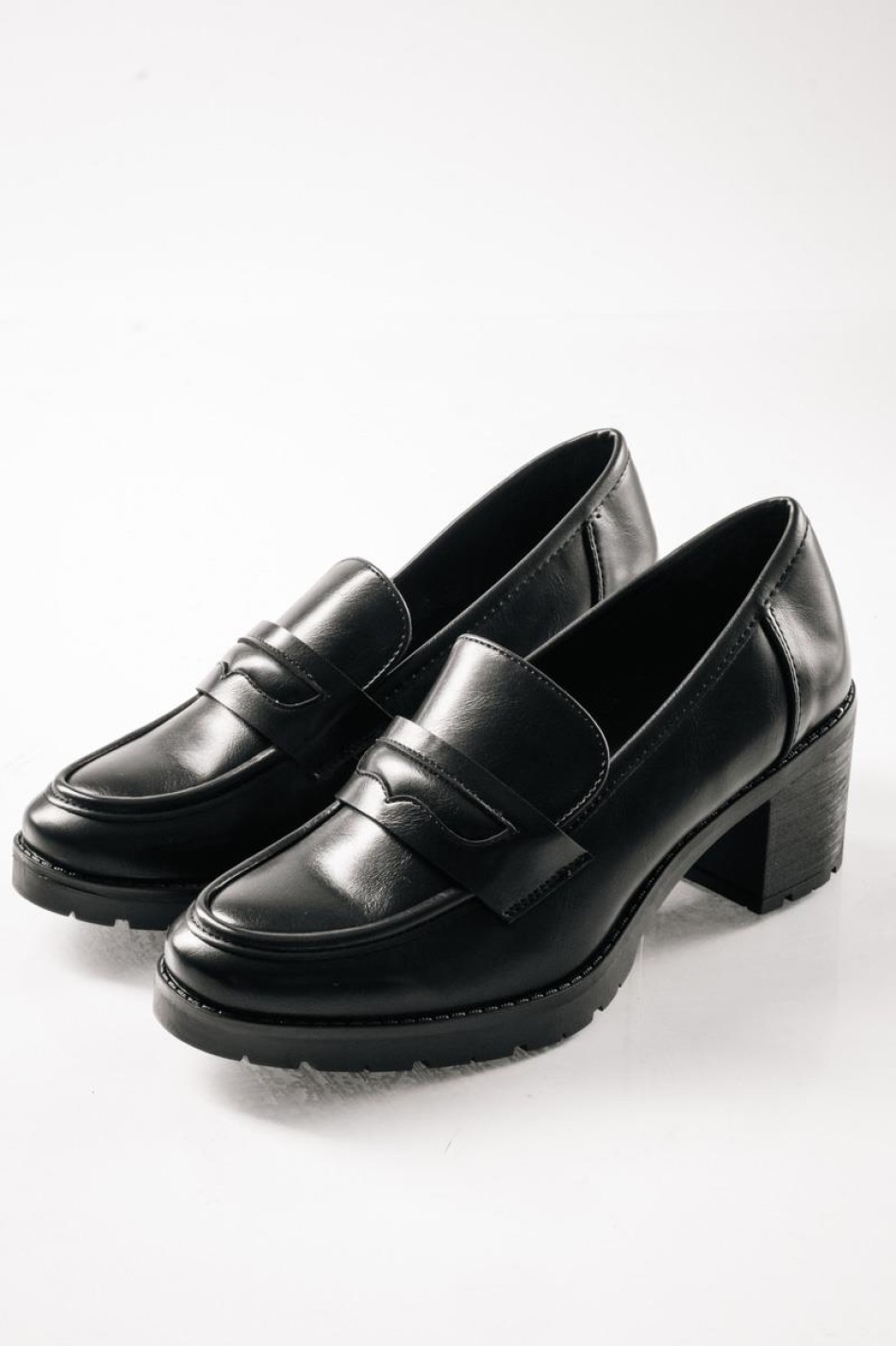 Loafers με χοντρό τακούνι και διακριτική διακοσμητική λεπτομέρεια ΜΑΥΡΟ