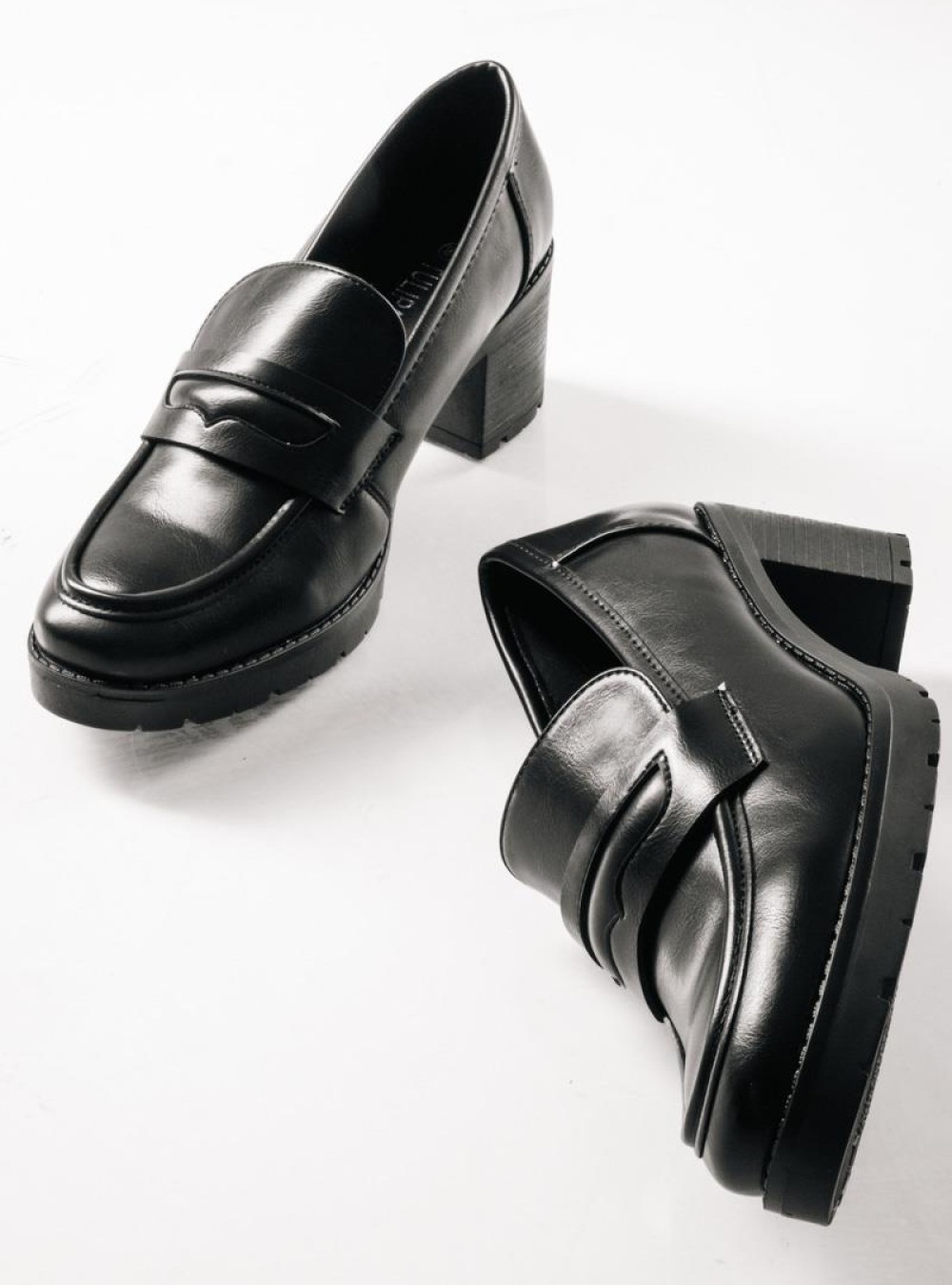 Loafers με χοντρό τακούνι και διακριτική διακοσμητική λεπτομέρεια ΜΑΥΡΟ Loafers με χοντρό τακούνι και διακριτική διακοσμητική λεπτομέρεια ΜΑΥΡΟ