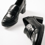 Loafers με χοντρό τακούνι και διακριτική διακοσμητική λεπτομέρεια ΜΑΥΡΟ