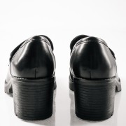 Loafers με χοντρό τακούνι και διακριτική διακοσμητική λεπτομέρεια ΜΑΥΡΟ