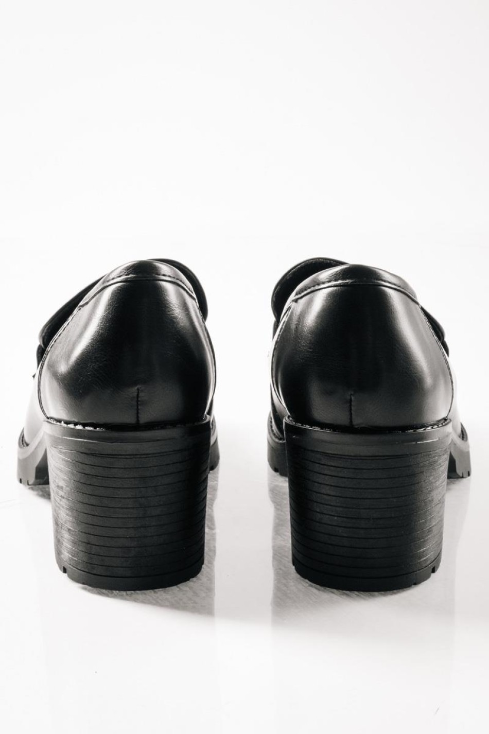 Loafers με χοντρό τακούνι και διακριτική διακοσμητική λεπτομέρεια ΜΑΥΡΟ