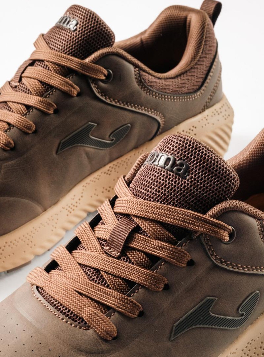 JOMA Ανδρικά sneakers με αδιάβροχο ύφασμα και αντιολισθητική σόλα ΚΑΦΕ JOMA Ανδρικά sneakers με αδιάβροχο ύφασμα και αντιολισθητική σόλα ΚΑΦΕ