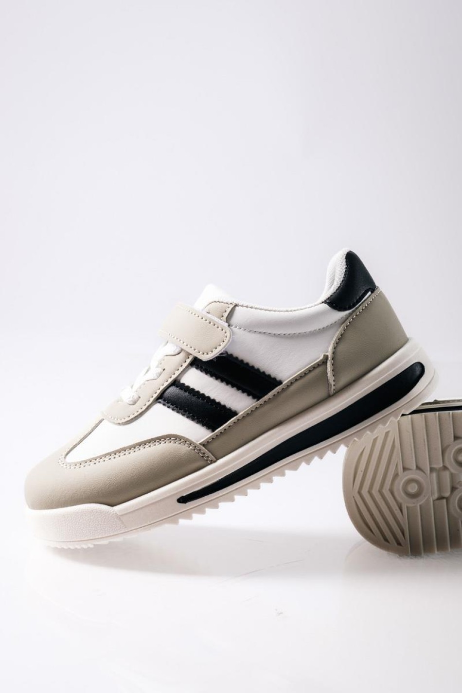 Sneakers για αγόρια με velcro και διπλή ρίγα στο πλάι ΑΣΠΡΟ/ΓΚ