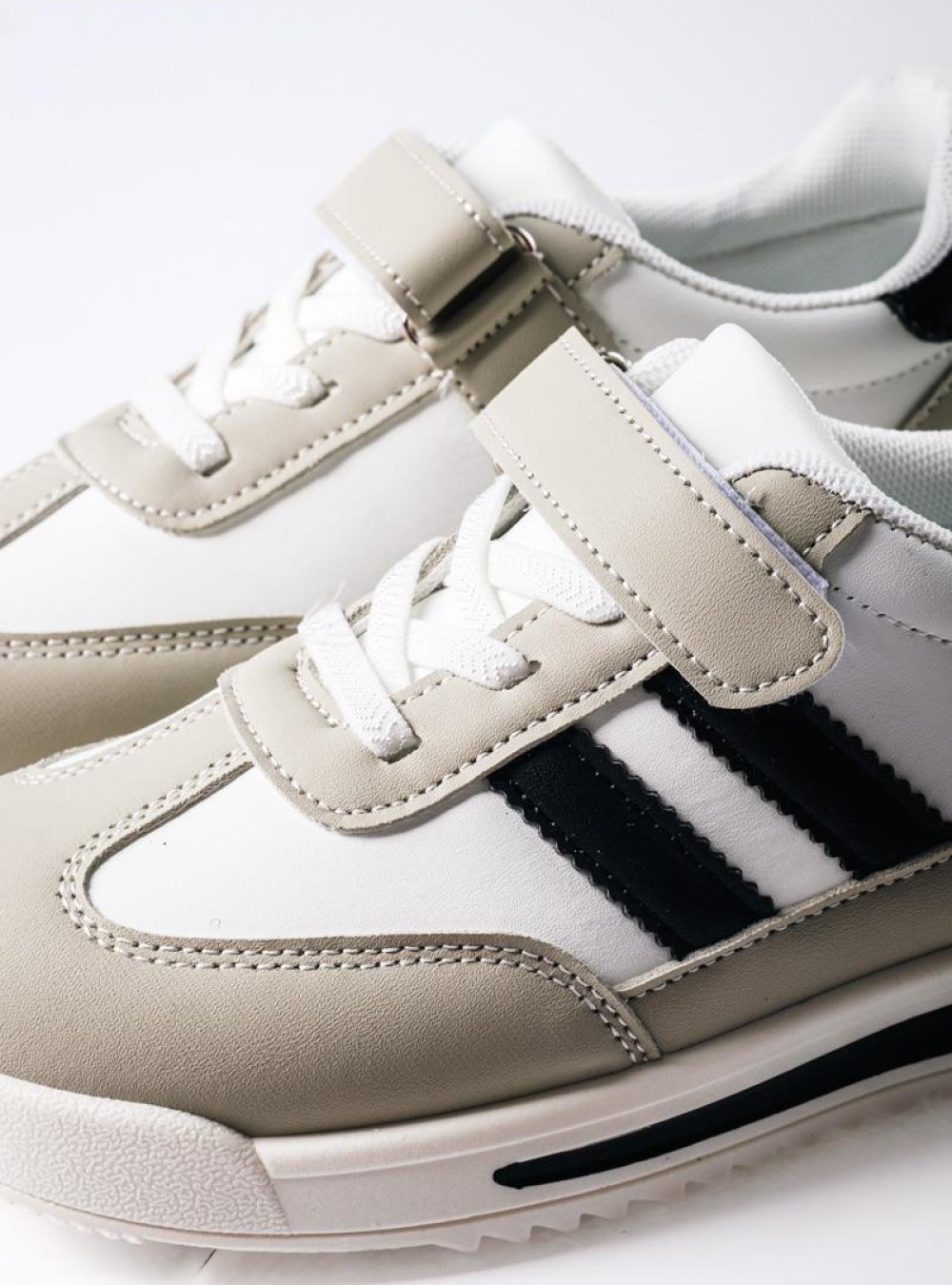 Sneakers για αγόρια με velcro και διπλή ρίγα στο πλάι ΑΣΠΡΟ/ΓΚ Sneakers για αγόρια με velcro και διπλή ρίγα στο πλάι ΑΣΠΡΟ/ΓΚ