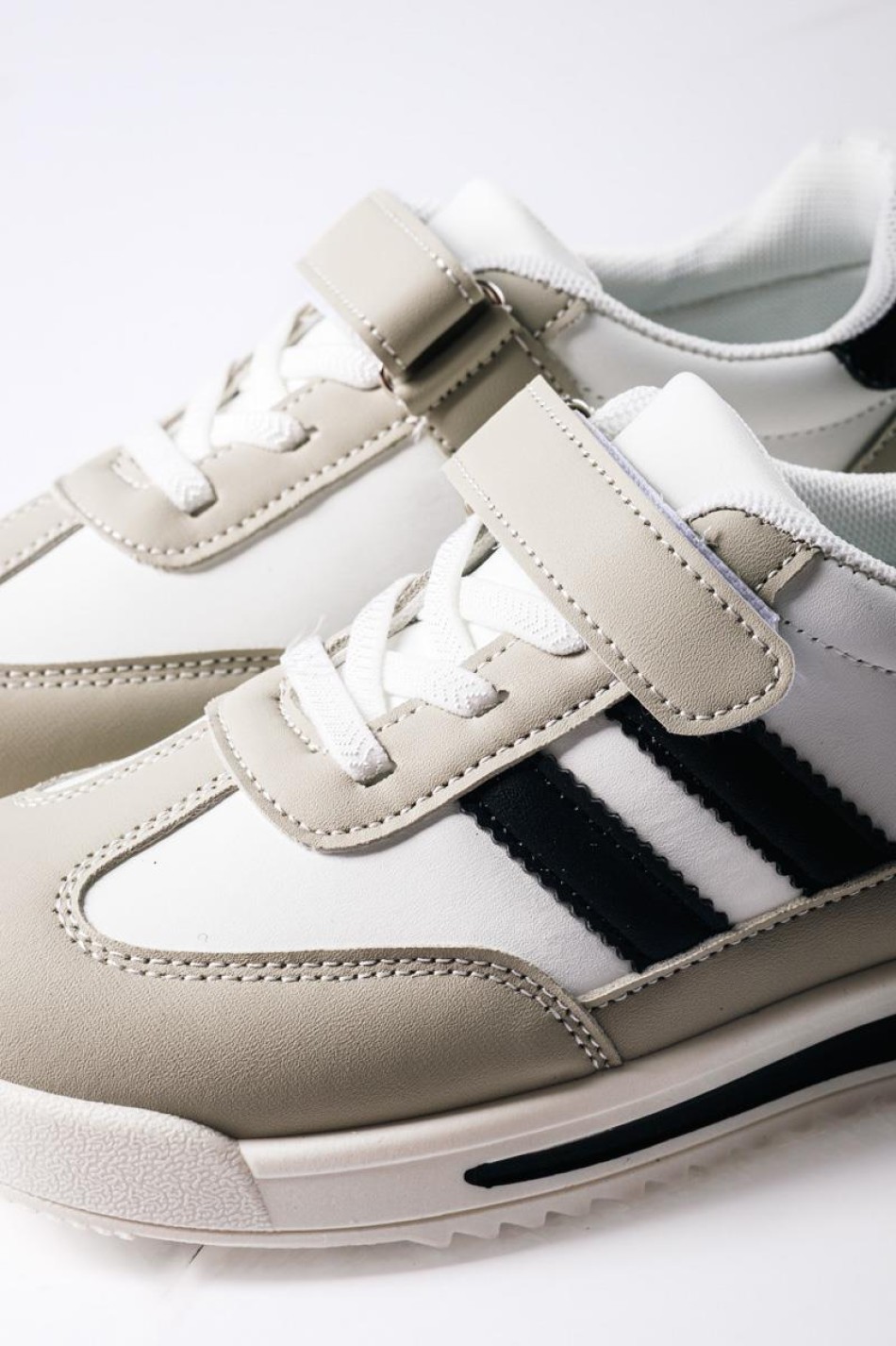Sneakers για αγόρια με velcro και διπλή ρίγα στο πλάι ΑΣΠΡΟ/ΓΚ Sneakers για αγόρια με velcro και διπλή ρίγα στο πλάι ΑΣΠΡΟ/ΓΚ