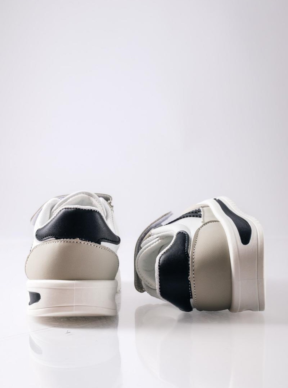 Sneakers για αγόρια με velcro και διπλή ρίγα στο πλάι ΑΣΠΡΟ/ΓΚ Sneakers για αγόρια με velcro και διπλή ρίγα στο πλάι ΑΣΠΡΟ/ΓΚ