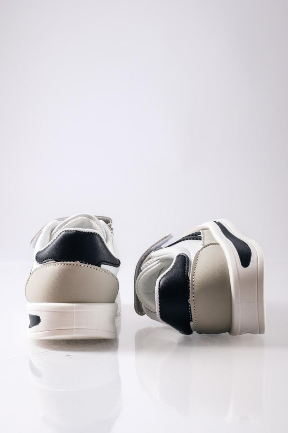 Sneakers για αγόρια με velcro και διπλή ρίγα στο πλάι ΑΣΠΡΟ/ΓΚ Sneakers για αγόρια με velcro και διπλή ρίγα στο πλάι ΑΣΠΡΟ/ΓΚ