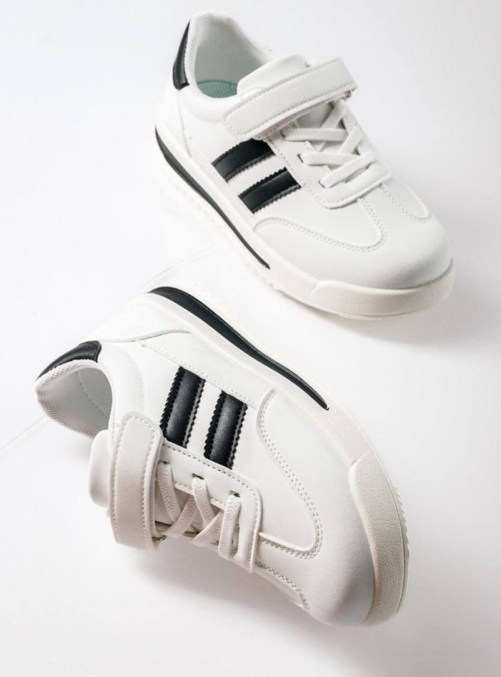 Sneakers για αγόρια με velcro και διπλή ρίγα στο πλάι ΑΣΠΡΟ/ΜΑΥΡΟ