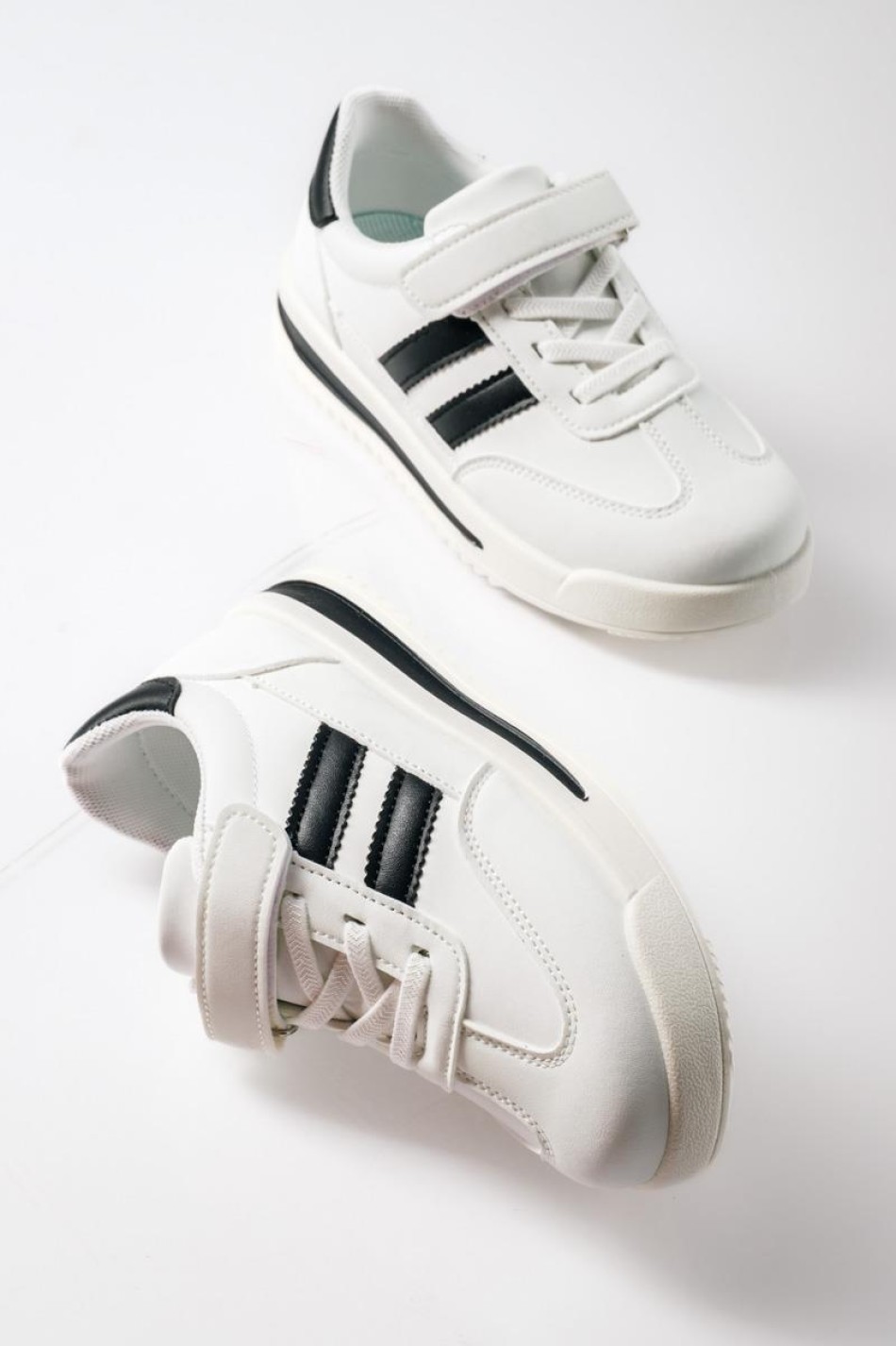 Sneakers για αγόρια με velcro και διπλή ρίγα στο πλάι ΑΣΠΡΟ/ΜΑΥΡΟ