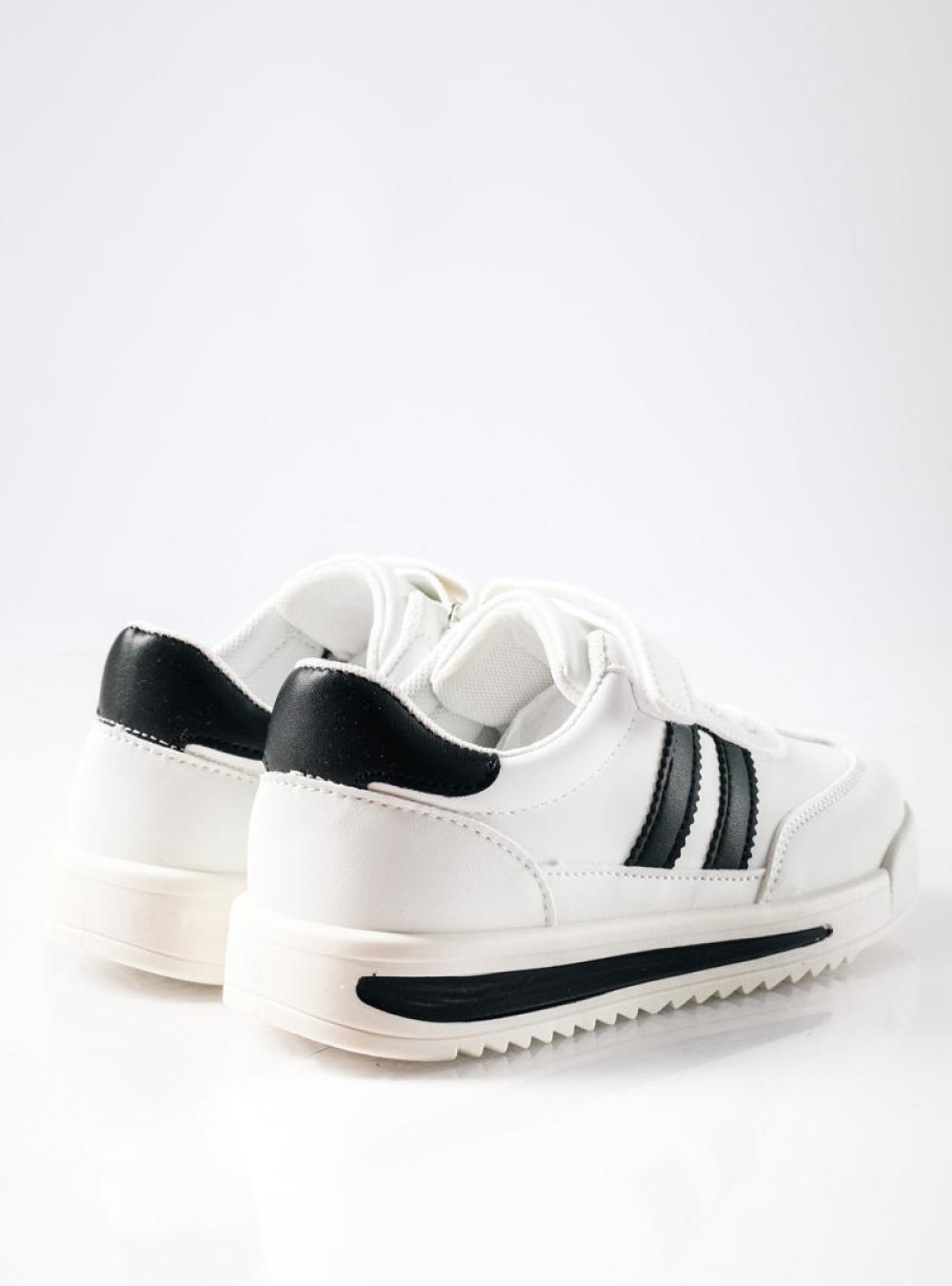 Sneakers για αγόρια με velcro και διπλή ρίγα στο πλάι ΑΣΠΡΟ/ΜΑΥΡΟ
