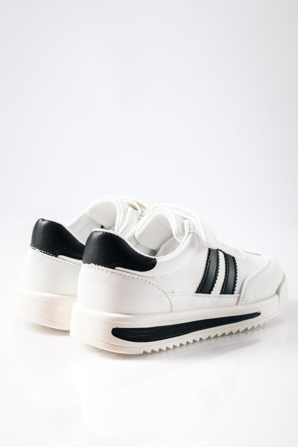 Sneakers για αγόρια με velcro και διπλή ρίγα στο πλάι ΑΣΠΡΟ/ΜΑΥΡΟ