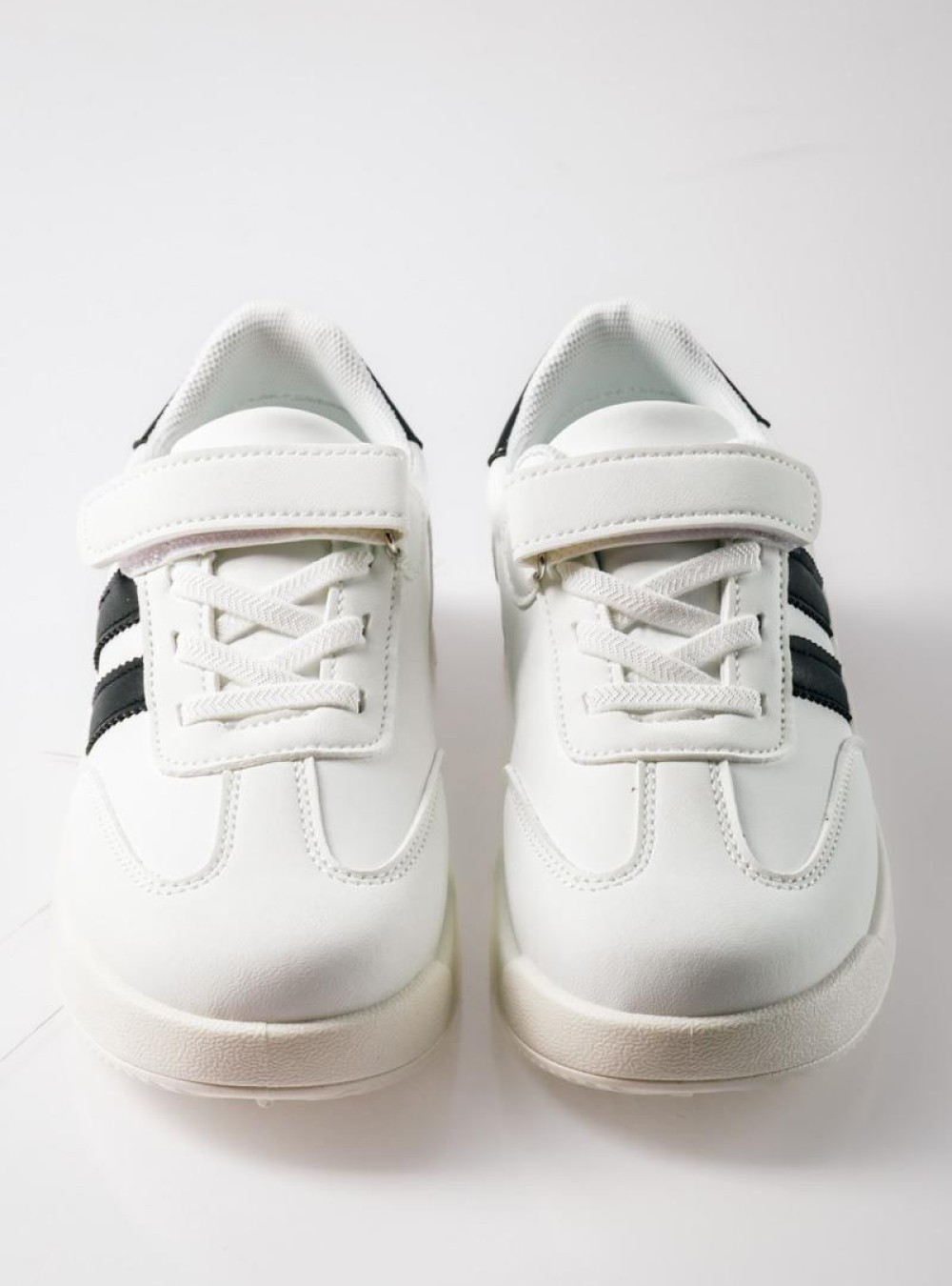 Sneakers για αγόρια με velcro και διπλή ρίγα στο πλάι ΑΣΠΡΟ/ΜΑΥΡΟ