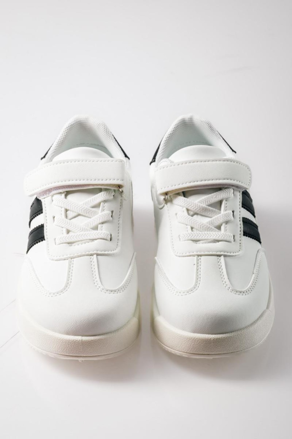 Sneakers για αγόρια με velcro και διπλή ρίγα στο πλάι ΑΣΠΡΟ/ΜΑΥΡΟ