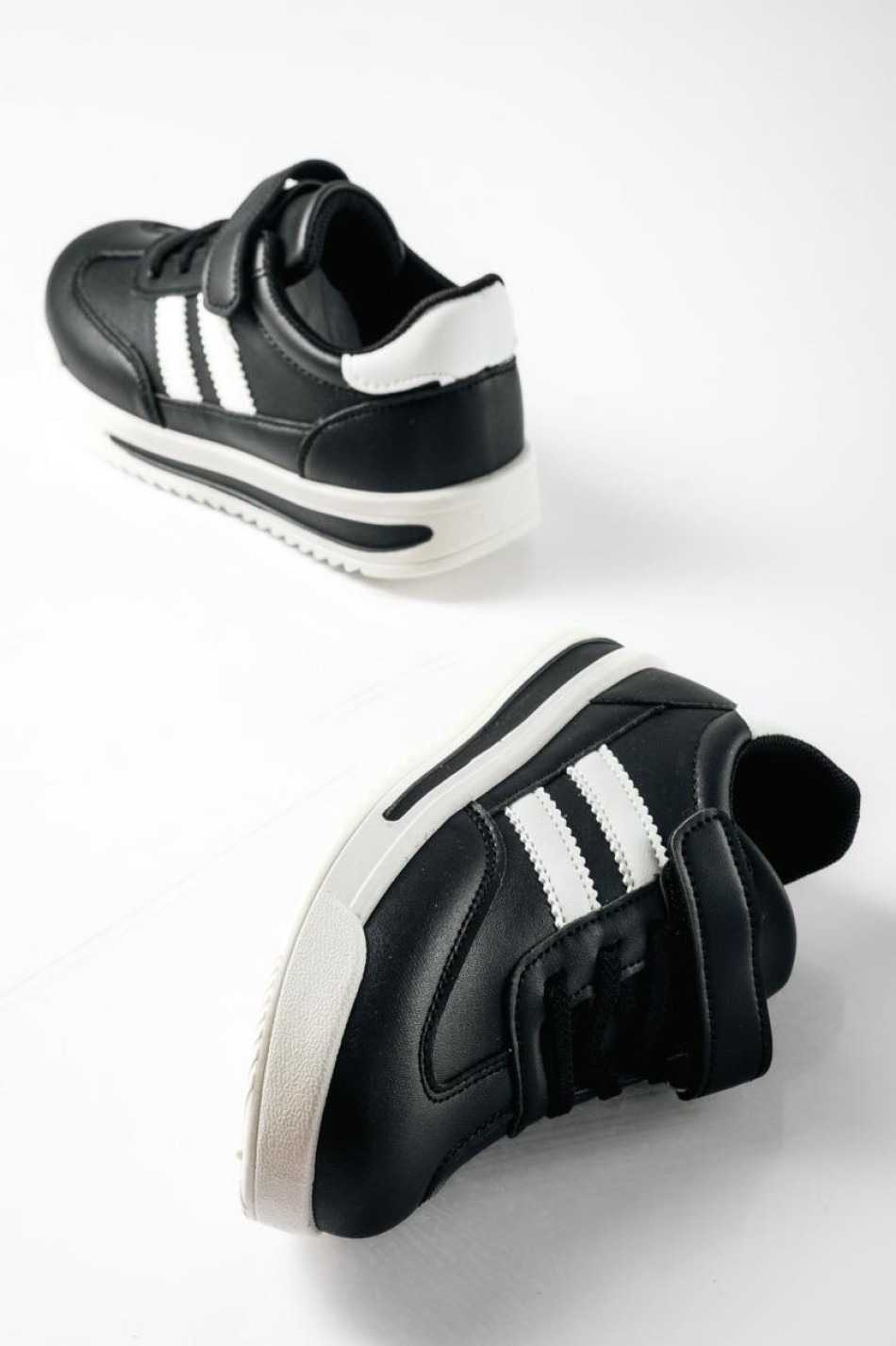 Sneakers για αγόρια με velcro και διπλή ρίγα στο πλάι ΜΑΥΡΟ