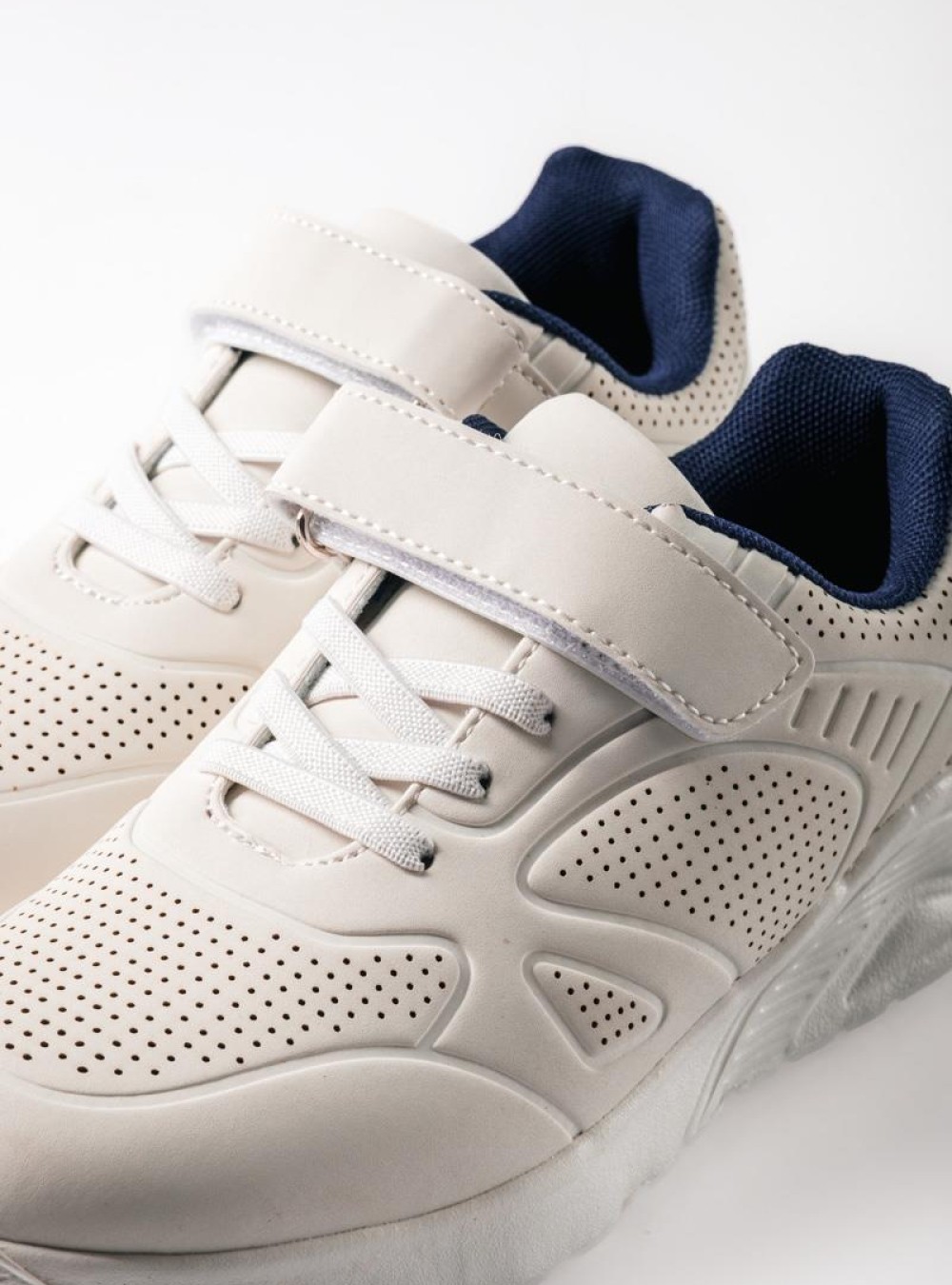 Sneakers για αγόρια με κούμπωμα velcro και ελαστικά κορδόνια ΑΣΠΡΟ/ΜΠΛΕ Sneakers για αγόρια με κούμπωμα velcro και ελαστικά κορδόνια ΑΣΠΡΟ/ΜΠΛΕ