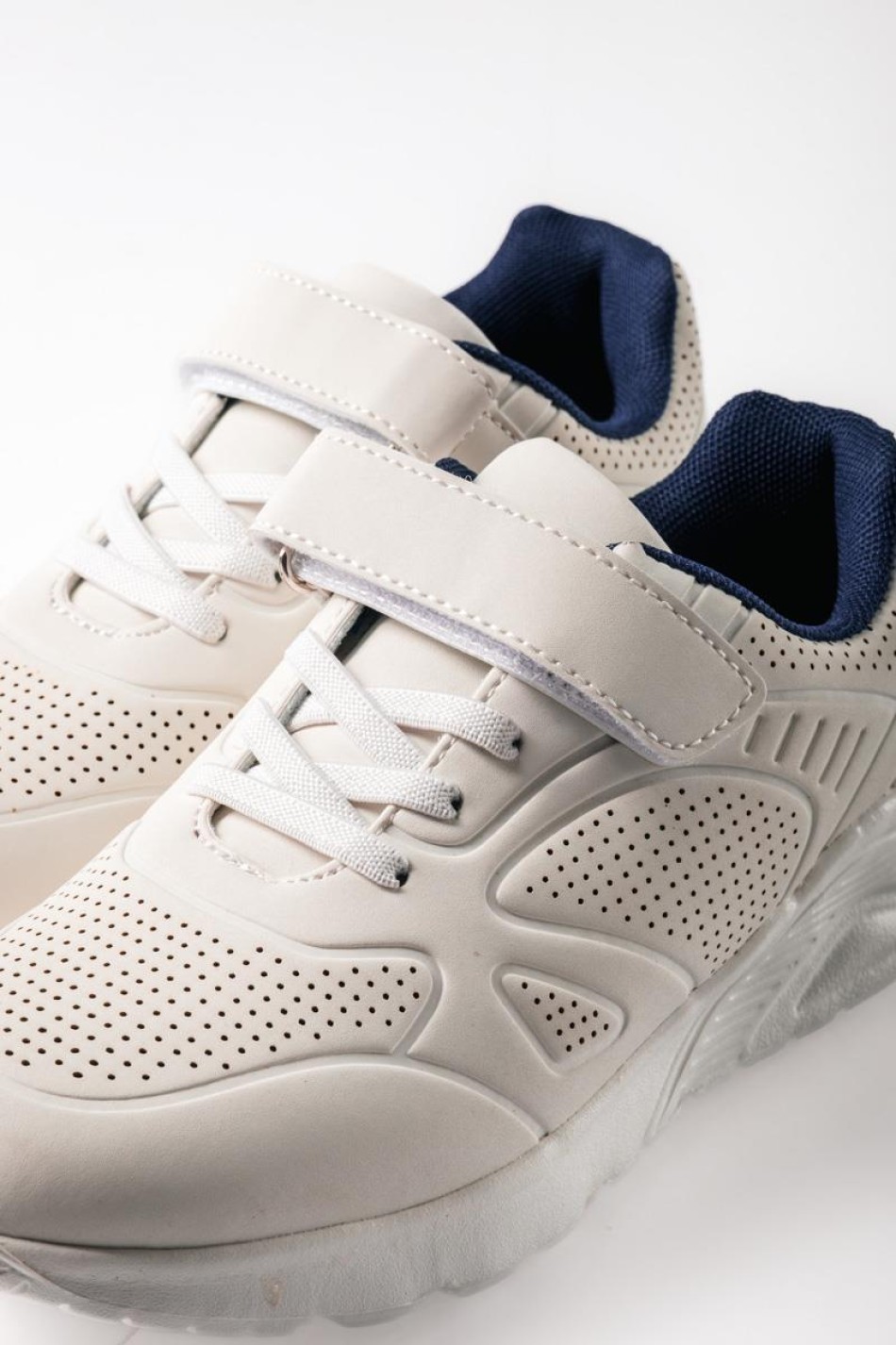 Sneakers για αγόρια με κούμπωμα velcro και ελαστικά κορδόνια ΑΣΠΡΟ/ΜΠΛΕ Sneakers για αγόρια με κούμπωμα velcro και ελαστικά κορδόνια ΑΣΠΡΟ/ΜΠΛΕ