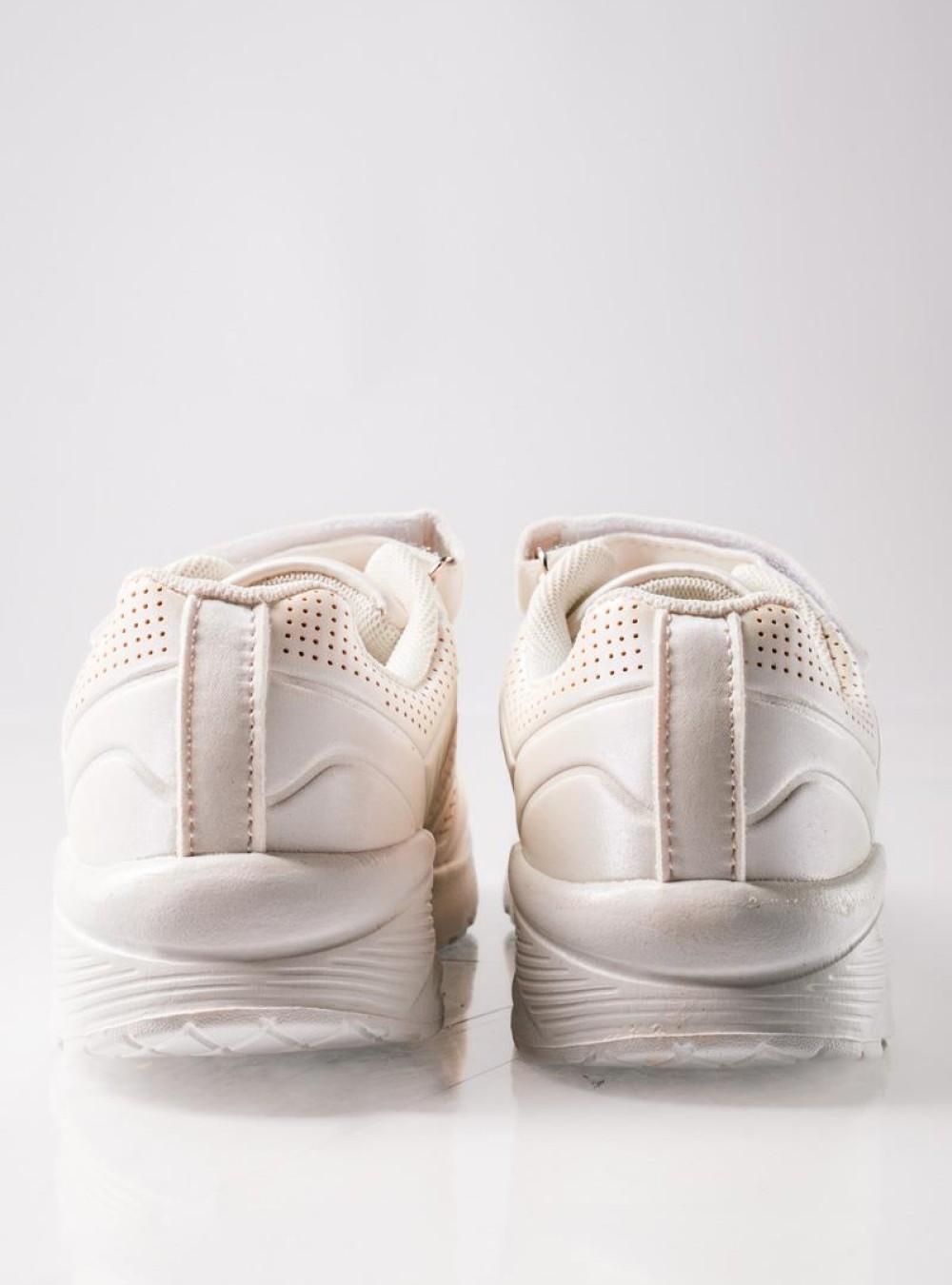 Sneakers για κορίτσια με κούμπωμα velcro και ελαστικά κορδόνια ΑΣΠΡΟ Sneakers για κορίτσια με κούμπωμα velcro και ελαστικά κορδόνια ΑΣΠΡΟ